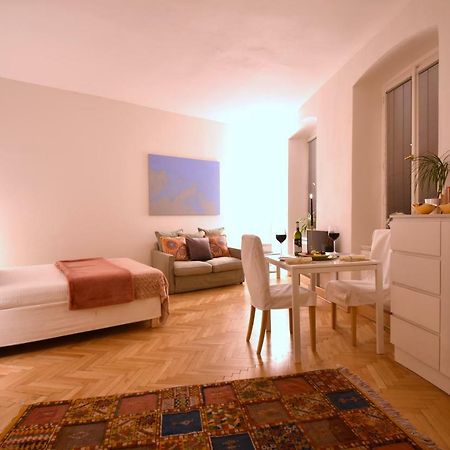 Charming Old Town Centre Studio Apartment Praha Bagian luar foto