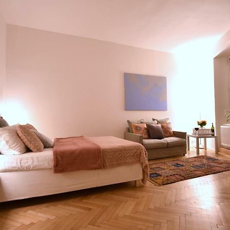 Charming Old Town Centre Studio Apartment Praha Bagian luar foto