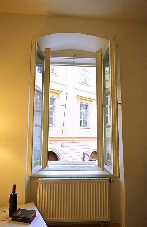 Charming Old Town Centre Studio Apartment Praha Bagian luar foto