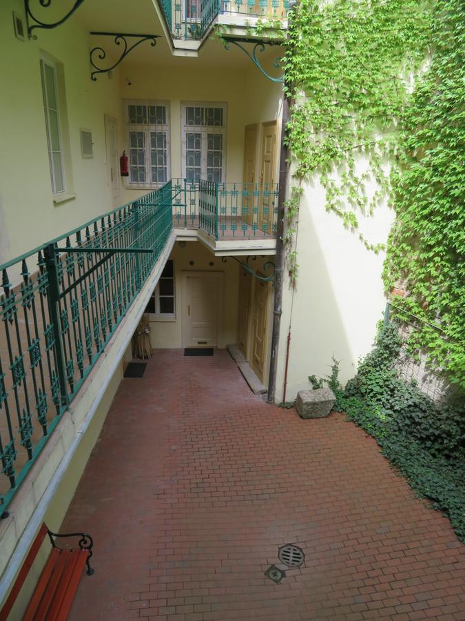 Charming Old Town Centre Studio Apartment Praha Bagian luar foto