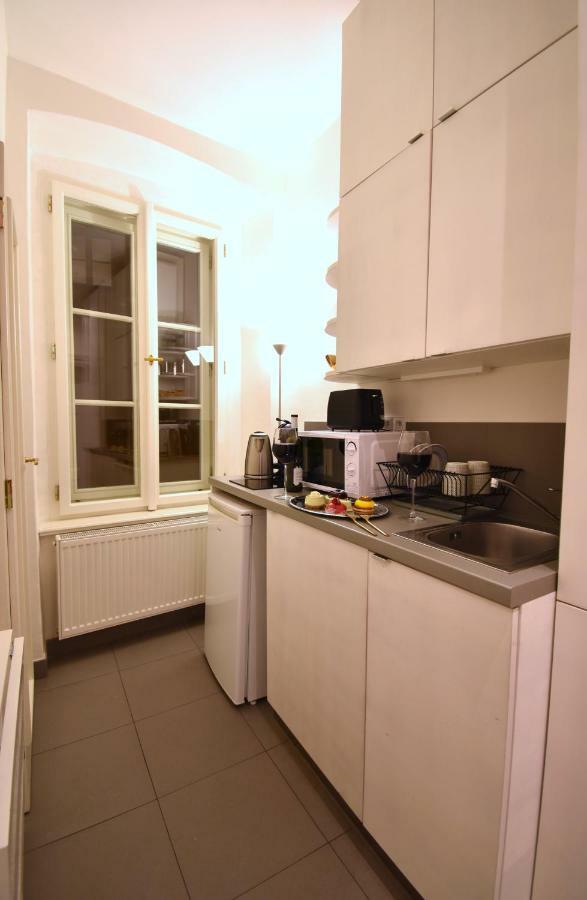 Charming Old Town Centre Studio Apartment Praha Bagian luar foto