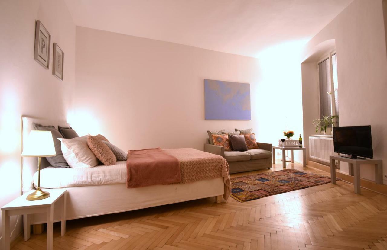 Charming Old Town Centre Studio Apartment Praha Bagian luar foto