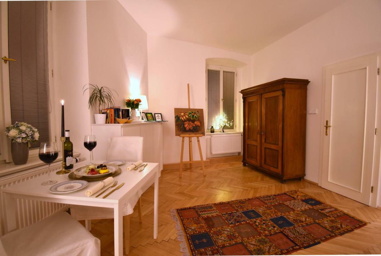 Charming Old Town Centre Studio Apartment Praha Bagian luar foto