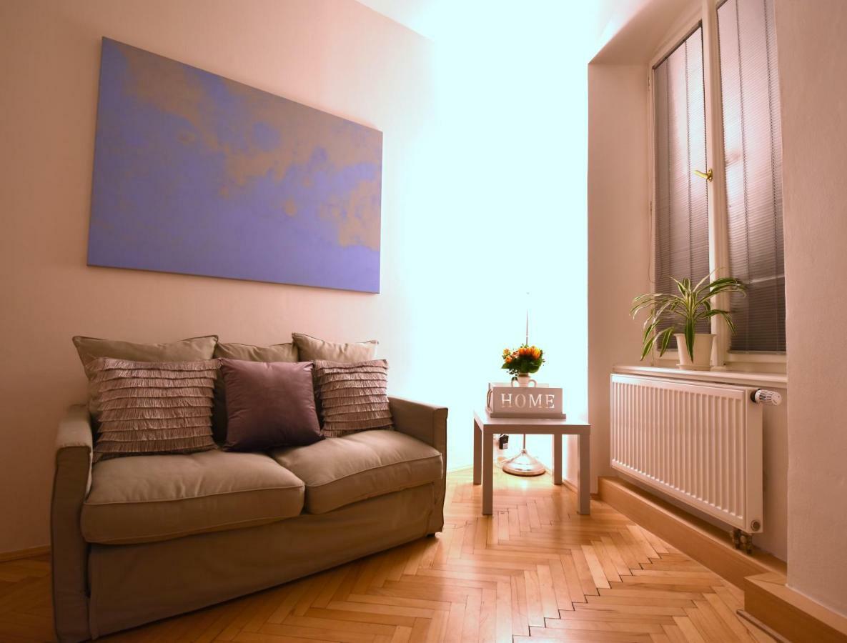 Charming Old Town Centre Studio Apartment Praha Bagian luar foto